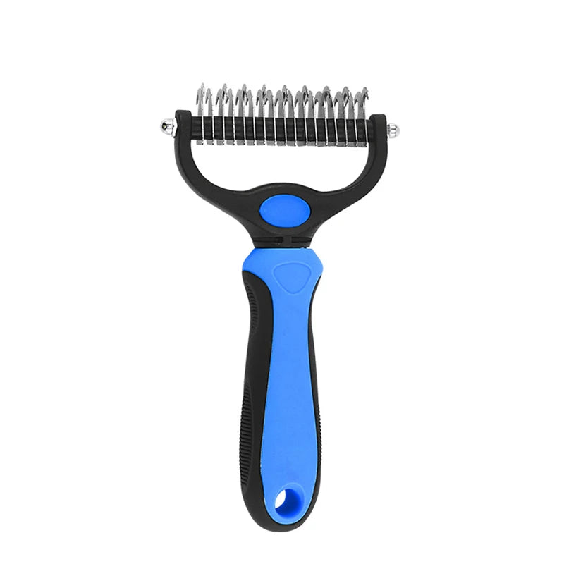 Brosse démêlante professionnelle pour chien et chat en situation d'utilisation